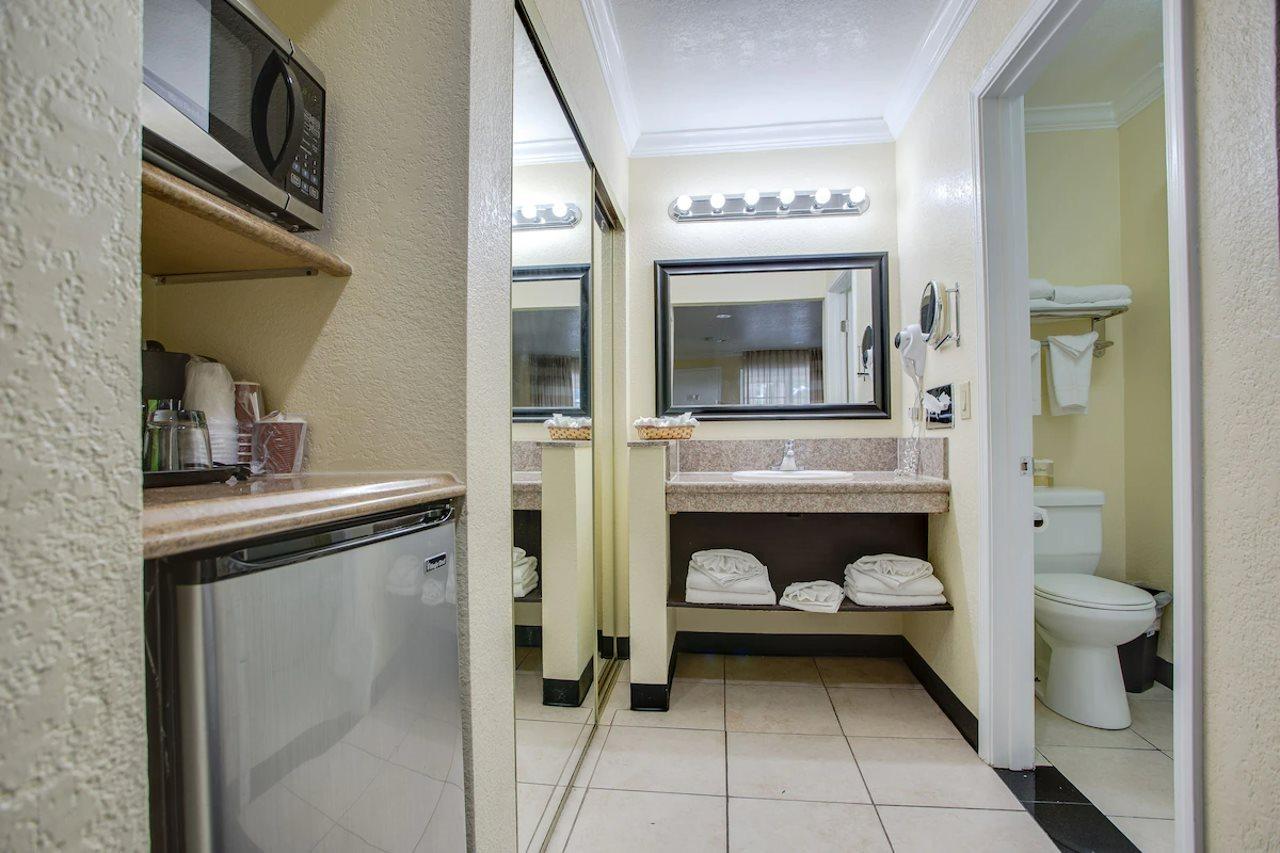 Best Inn & Suites Буена Парк Екстериор снимка